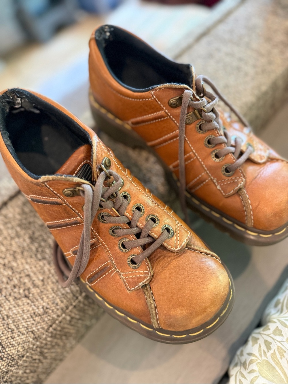 Dr Martens - DMs - vintage unisex Leather Lace-Up Shoes in Tan sz 8M or 9L